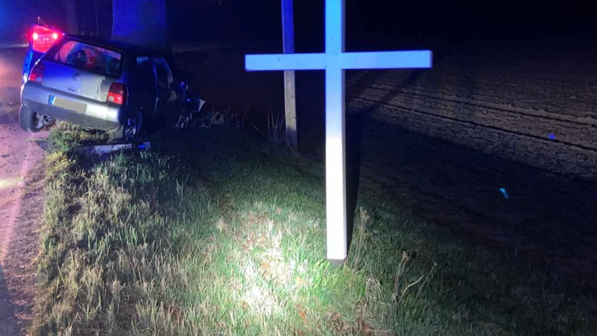 POL-KLE: Emmerich - PKW kollidiert mit Baum / Verdacht auf Alkoholkonsum beim 21-jährigen Fahrer - Foto: presseportal.de