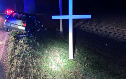 POL-KLE: Emmerich - PKW kollidiert mit Baum / Verdacht auf Alkoholkonsum beim 21-jährigen Fahrer - Foto: presseportal.de