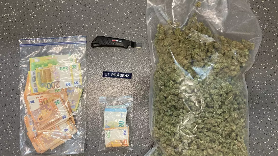 POL-K: 260310-3-K Einsatztrupp (ET) Präsenz beschlagnahmt rund ein halbes Kilogramm Cannabis bei Fahrzeugkontrolle in Köln-Kalk - auch in Mülheim mutmaßlicher Drogendealer durch Zivilkräfte gefasst - Bild: presseportal.de
