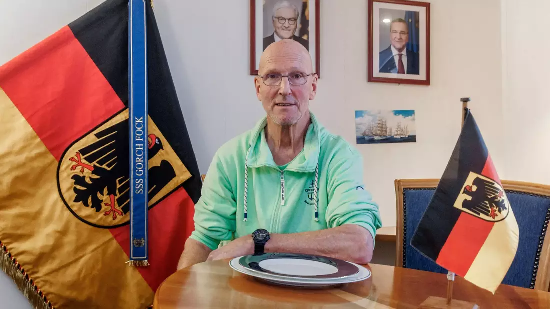 Nach knapp 39 Jahren verlässt Chef-Stewart Burkhart Kempcke die «Gorch Fock». - Bild: Markus Scholz/dpa