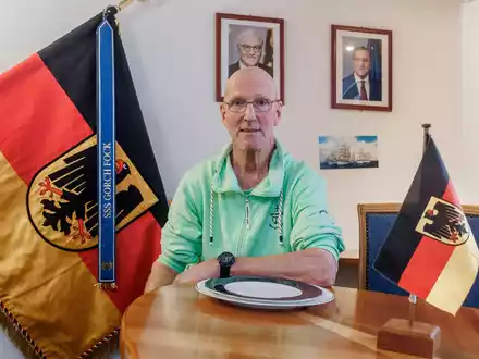 Nach knapp 39 Jahren verlässt Chef-Stewart Burkhart Kempcke die «Gorch Fock». - Foto: Markus Scholz/dpa