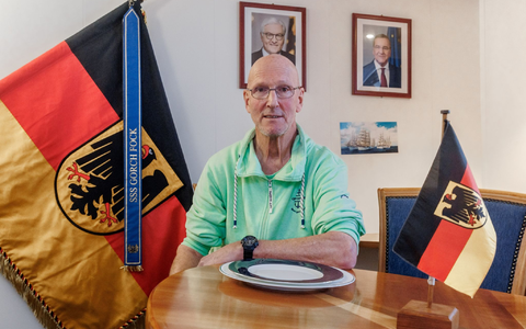 Nach knapp 39 Jahren verlässt Chef-Stewart Burkhart Kempcke die «Gorch Fock». - Foto: Markus Scholz/dpa