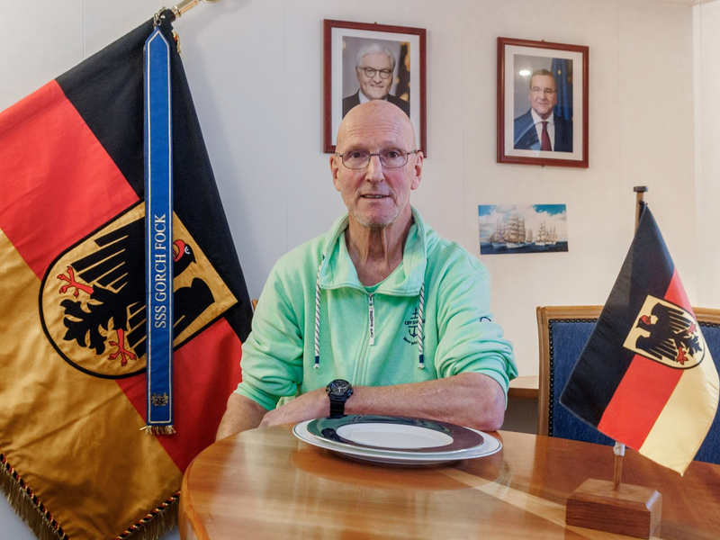 Nach knapp 39 Jahren verlässt Chef-Stewart Burkhart Kempcke die «Gorch Fock». - Foto: Markus Scholz/dpa