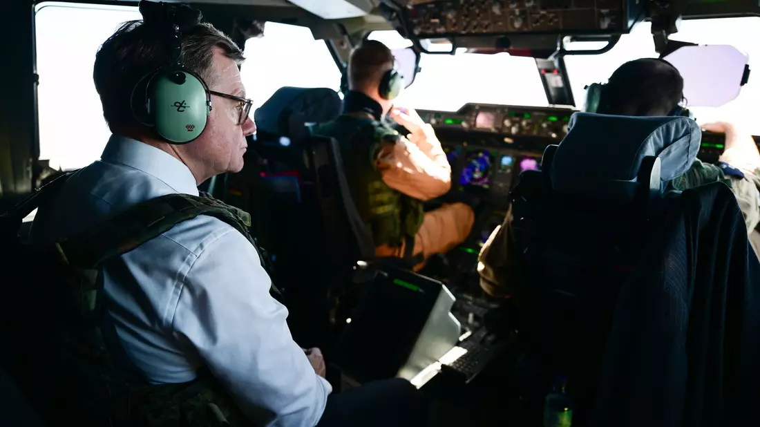 Aus Sicherheitsgründen reiste der Minister nicht wie sonst üblich mit einem Airbus der Flugbereitschaft der Bundeswehr an, sondern mit einem Militär-Transportflugzeug der Bundeswehr. - Bild: Sebastian Christoph Gollnow/dpa
