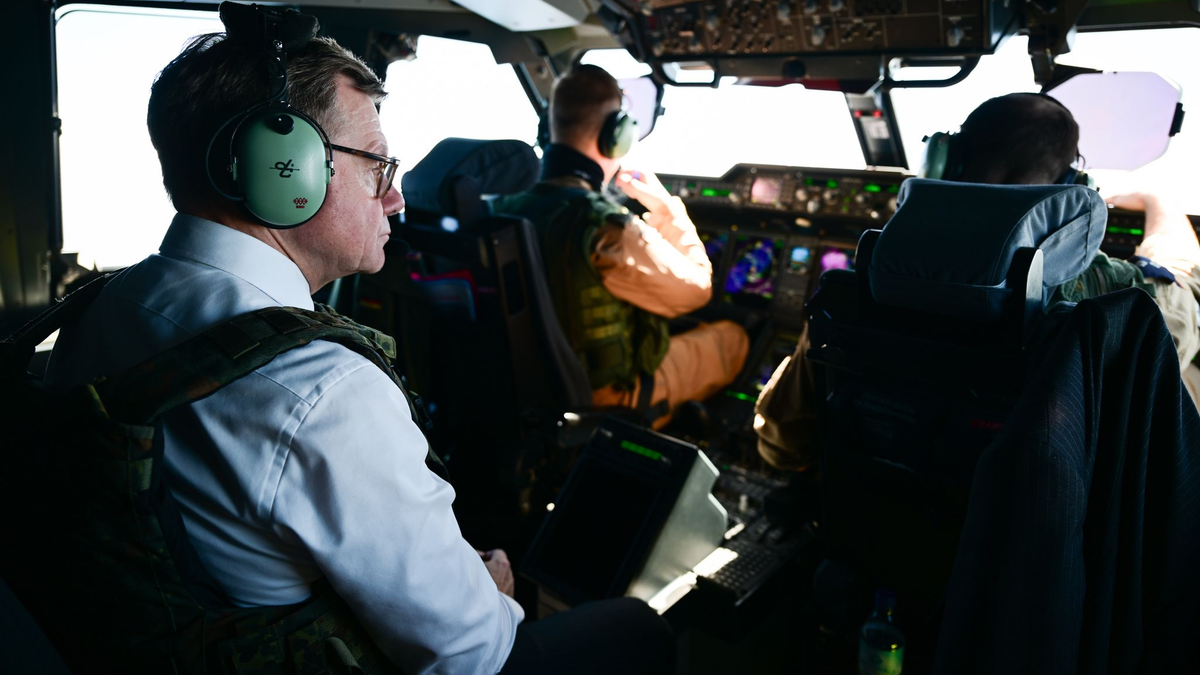Aus Sicherheitsgründen reiste der Minister nicht wie sonst üblich mit einem Airbus der Flugbereitschaft der Bundeswehr an, sondern mit einem Militär-Transportflugzeug der Bundeswehr. - Foto: Sebastian Christoph Gollnow/dpa