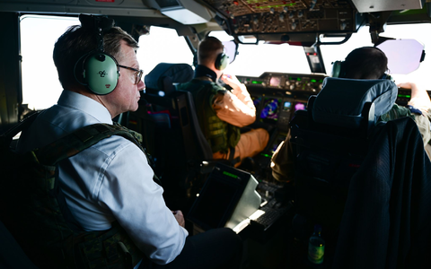 Aus Sicherheitsgründen reiste der Minister nicht wie sonst üblich mit einem Airbus der Flugbereitschaft der Bundeswehr an, sondern mit einem Militär-Transportflugzeug der Bundeswehr. - Foto: Sebastian Christoph Gollnow/dpa