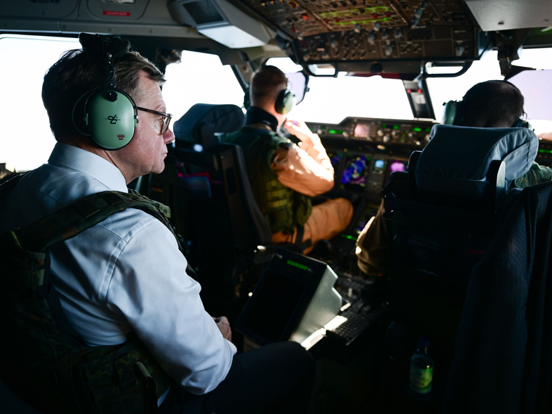 Aus Sicherheitsgründen reiste der Minister nicht wie sonst üblich mit einem Airbus der Flugbereitschaft der Bundeswehr an, sondern mit einem Militär-Transportflugzeug der Bundeswehr. - Foto: Sebastian Christoph Gollnow/dpa