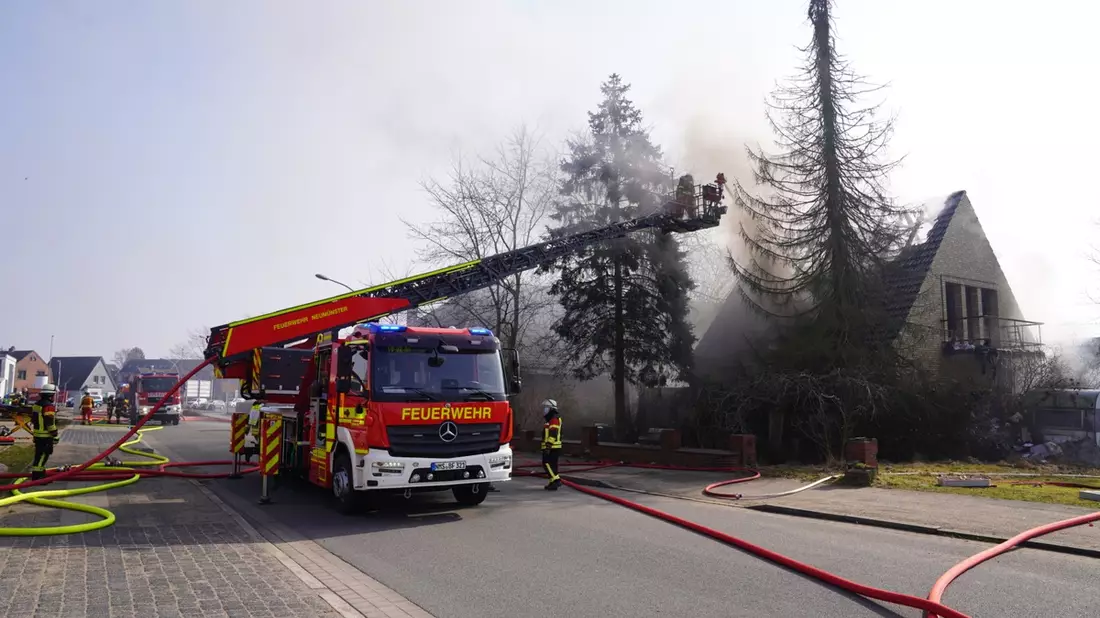 FW Neumünster: Feuerwehr im Großeinsatz bei Wohnhausbrand - Zweiter Einsatz in Schule - Bild: presseportal.de