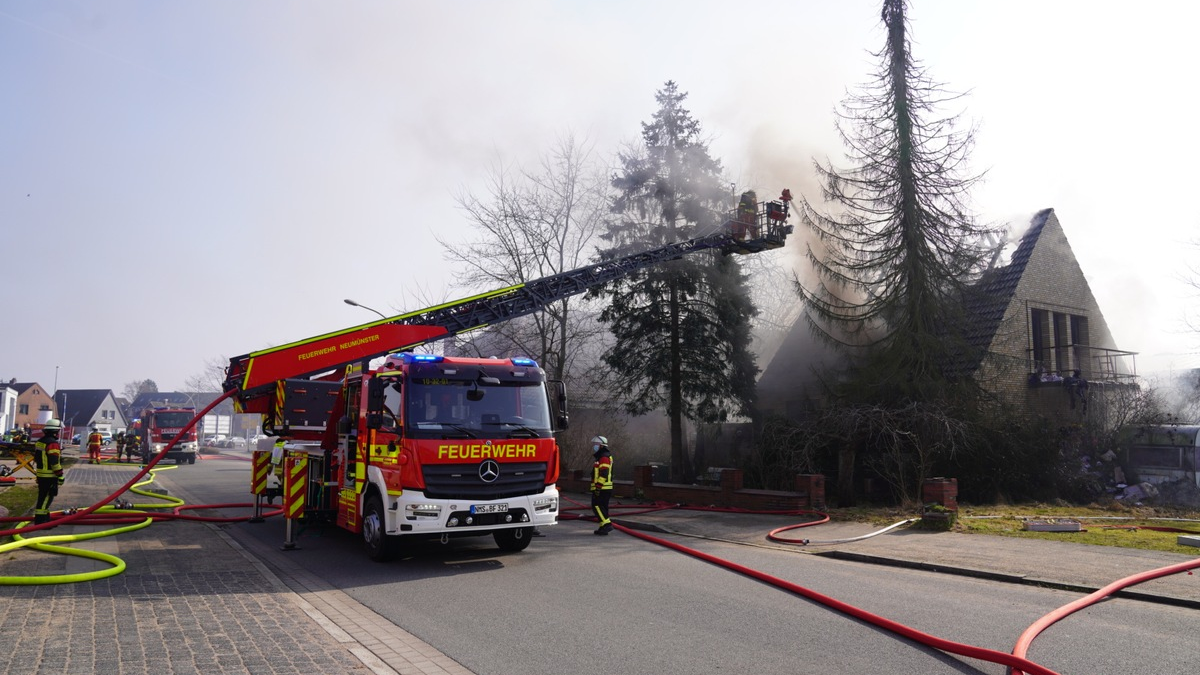 FW Neumünster: Feuerwehr im Großeinsatz bei Wohnhausbrand - Zweiter Einsatz in Schule - Foto: presseportal.de