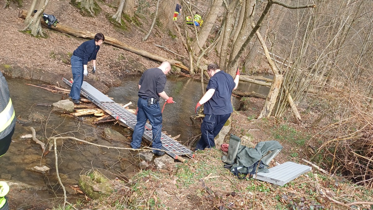 FW-EN: Wetter - Feuerwehr errichtet improvisierte Brücke für verletzte Spaziergängerin - Foto: presseportal.de