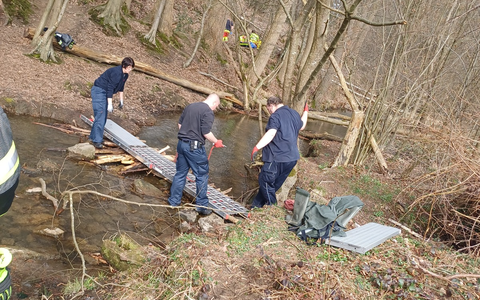 FW-EN: Wetter - Feuerwehr errichtet improvisierte Brücke für verletzte Spaziergängerin - Foto: presseportal.de