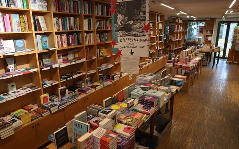 Weimer ließ drei Buchläden wegen «verfassungsschutzrelevanter Erkenntnisse» von der Liste für den Deutschen Buchhandlungspreis streichen, darunter auch die Buchhandlung «Rote Straße» in Göttingen.  - Foto: Stefan Rampfel/dpa