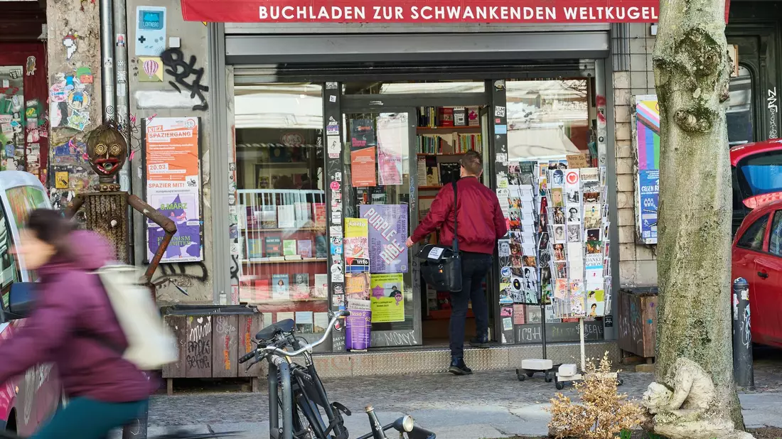 Der Berliner Buchladen «Zur schwankenden Weltkugel» ist auch betroffen. - Bild: Annette Riedl/dpa
