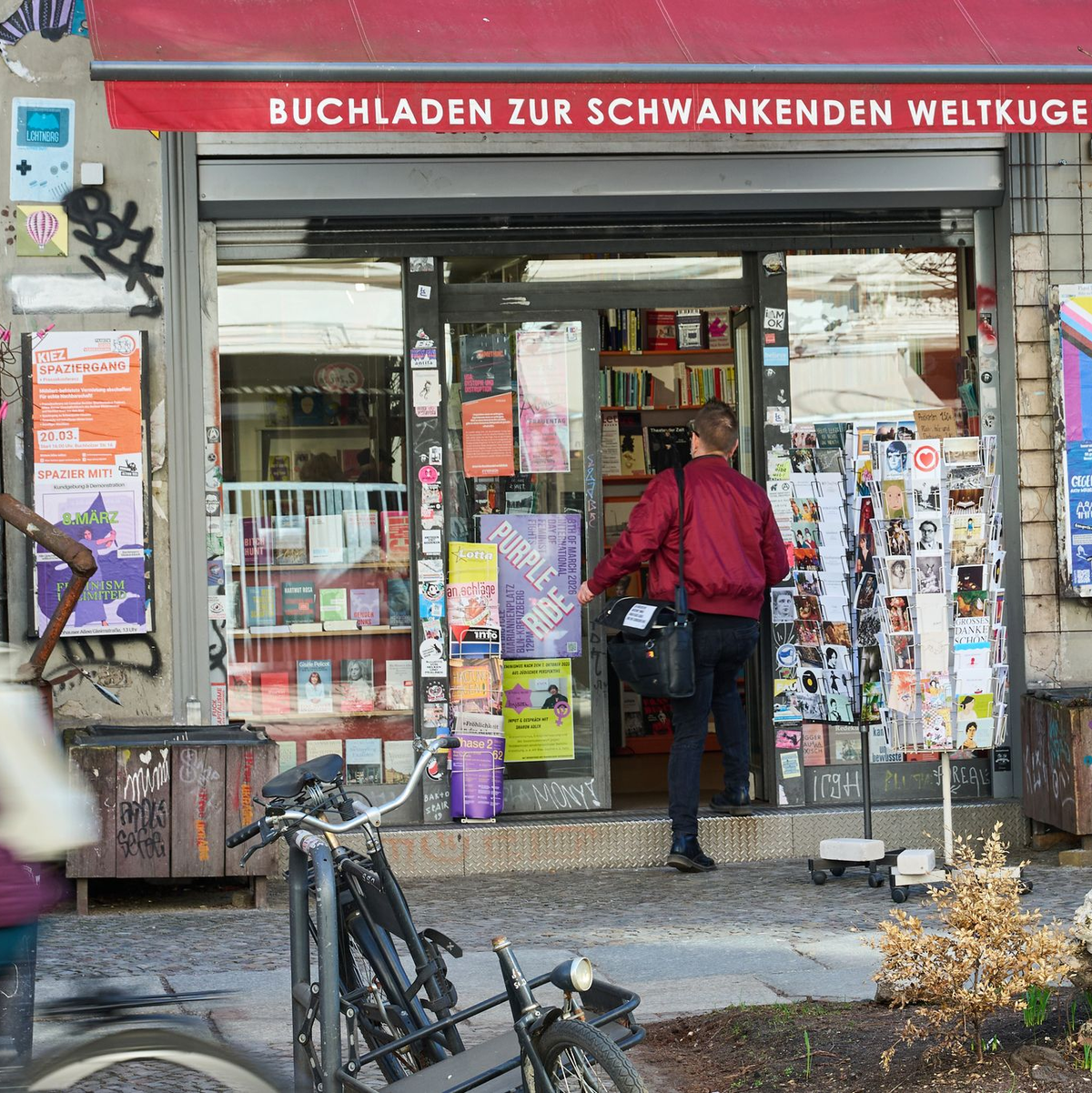 Der Berliner Buchladen «Zur schwankenden Weltkugel» ist auch betroffen. - Foto: Annette Riedl/dpa