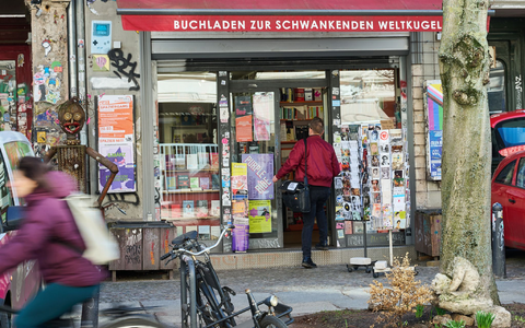 Der Berliner Buchladen «Zur schwankenden Weltkugel» ist auch betroffen. - Foto: Annette Riedl/dpa