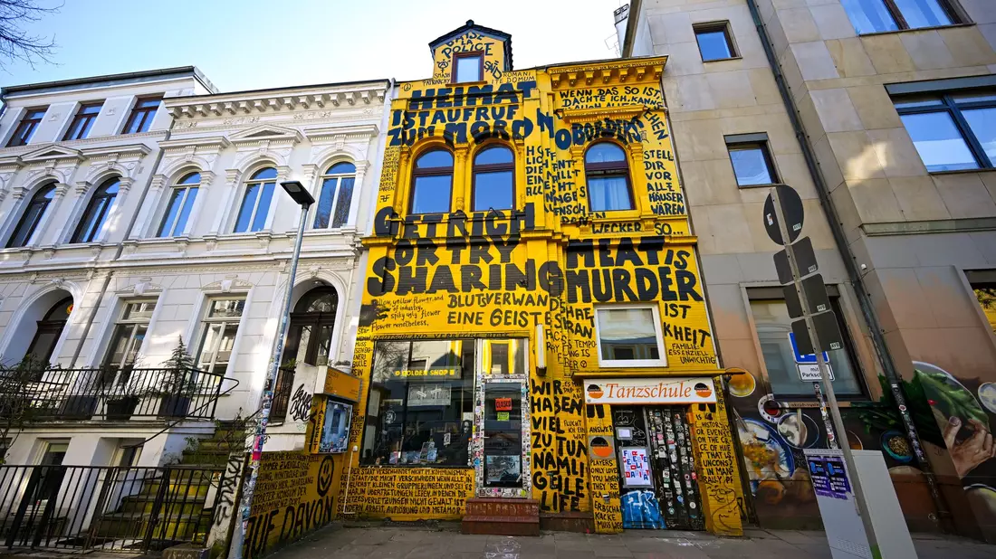 Der Buchladen «Golden Shop» in Bremen wurde ebenfalls aus den Jury-Vorschlägen gestrichen. - Bild: Sina Schuldt/dpa