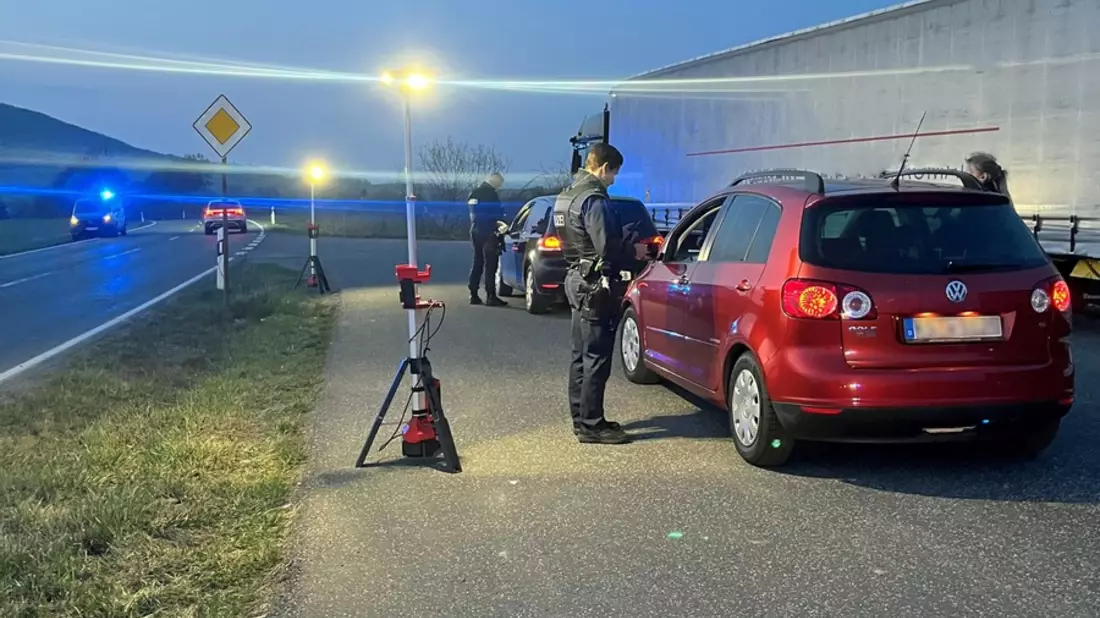 POL-KS: Verkehrskontrollen in Wolfhagen und Habichtswald: Zwei Fahrer ohne Führerschein gestoppt, weiterer schaut Handyvideos während der Fahrt - Bild: presseportal.de
