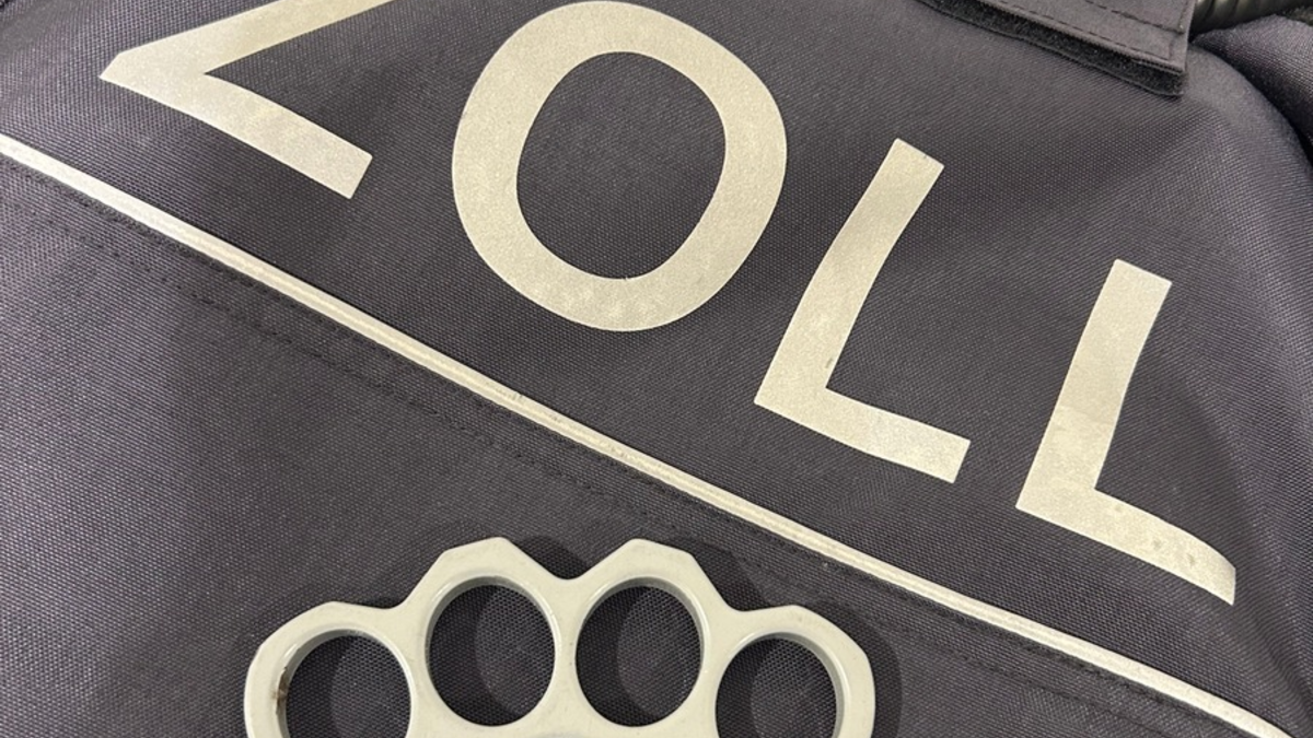 HZA-KA: Schlagring und Messer im Reisegepäck entdeckt / Zoll leitet Strafverfahren ein - Foto: presseportal.de