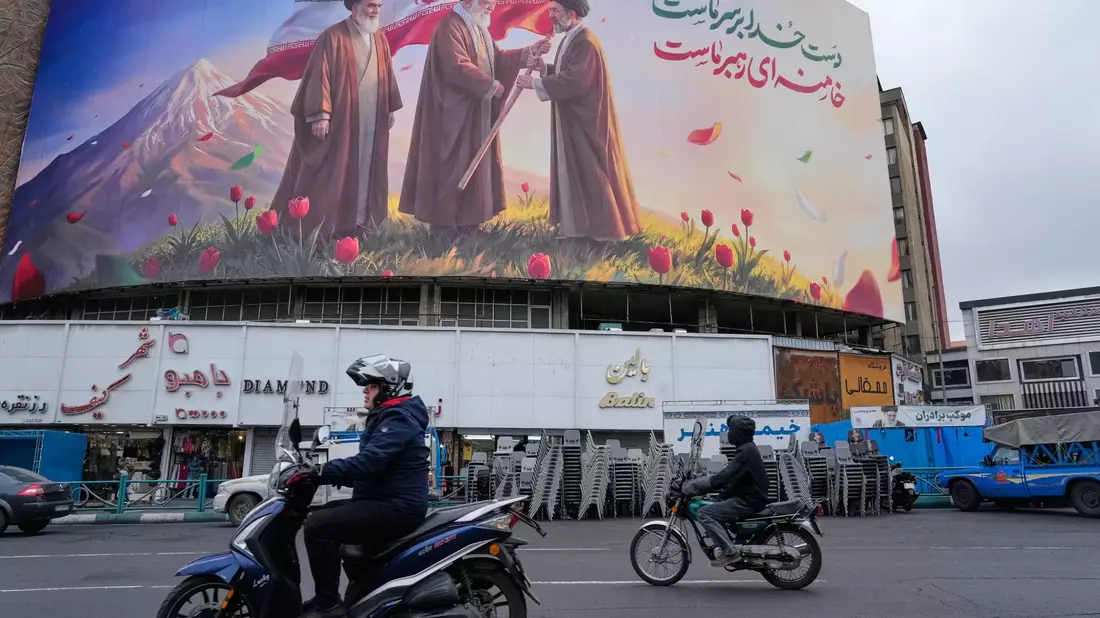 Trump macht düstere Andeutungen über die Zukunft des neuen iranischen Staatschefs Modschtaba Chamenei. - Bild: Vahid Salemi/AP/dpa
