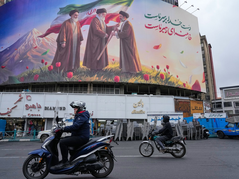 Trump macht düstere Andeutungen über die Zukunft des neuen iranischen Staatschefs Modschtaba Chamenei. - Foto: Vahid Salemi/AP/dpa