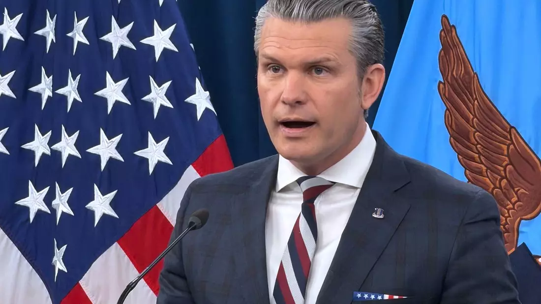Hegseth kündigt heftige Angriffe an.  - Bild: Konstantin Toropin/AP/dpa