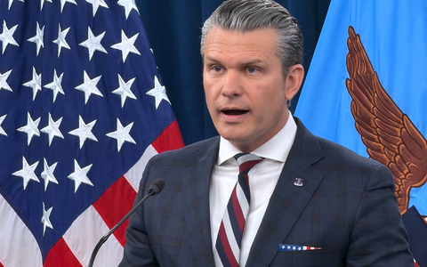 Hegseth kündigt heftige Angriffe an.  - Foto: Konstantin Toropin/AP/dpa