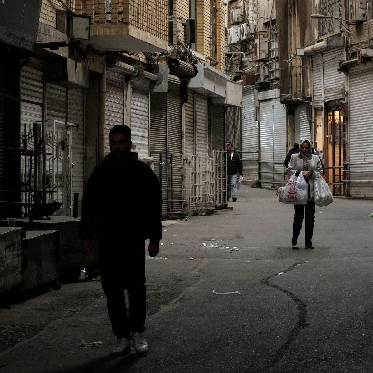 Die iranische Bevölkerung lebt schon mehr als eine Woche im Krieg.  - Foto: Vahid Salemi/AP/dpa