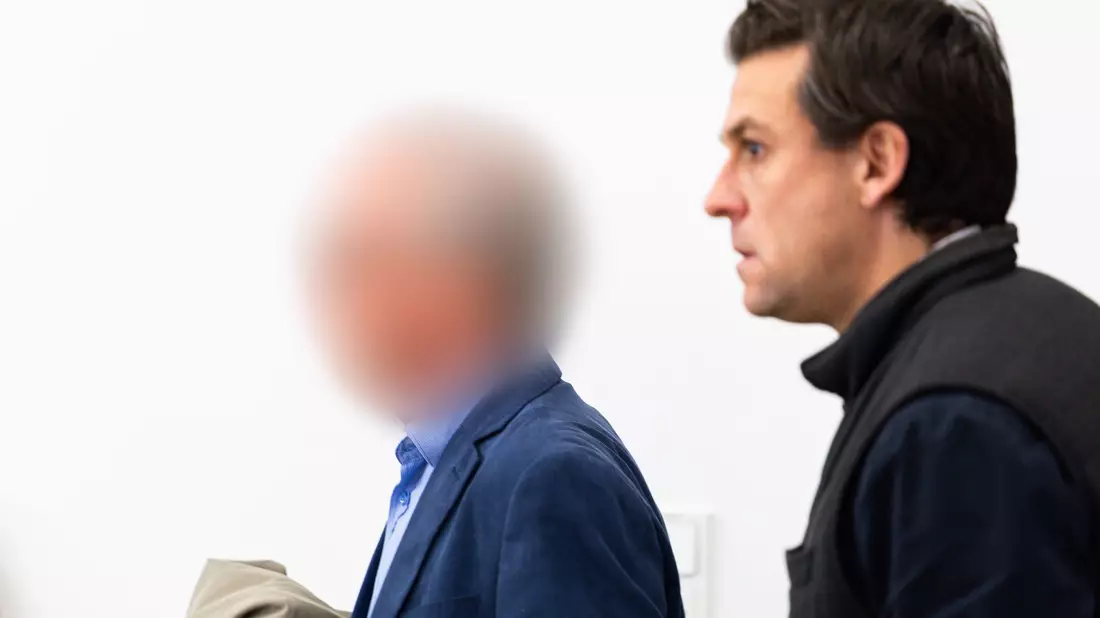 Der angeklagte Ex-Parlamentarier (l) bestreitet vor Gericht den Vorwurf des Kindesmissbrauchs.  - Bild: Michael Matthey/dpa