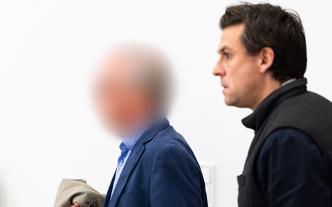 Der angeklagte Ex-Parlamentarier (l) bestreitet vor Gericht den Vorwurf des Kindesmissbrauchs.  - Foto: Michael Matthey/dpa