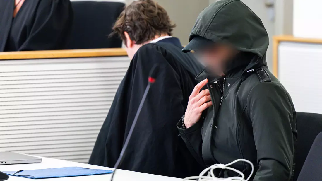 Eine Lehrerin aus Niedersachsen steht wegen des Vorwurfs des sexuellen Missbrauchs von Kindern vor Gericht.  - Bild: Michael Matthey/dpa
