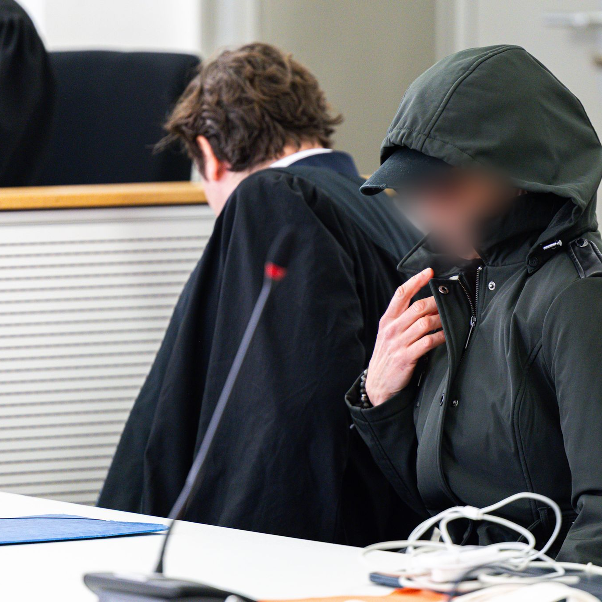 Eine Lehrerin aus Niedersachsen steht wegen des Vorwurfs des sexuellen Missbrauchs von Kindern vor Gericht.  - Foto: Michael Matthey/dpa
