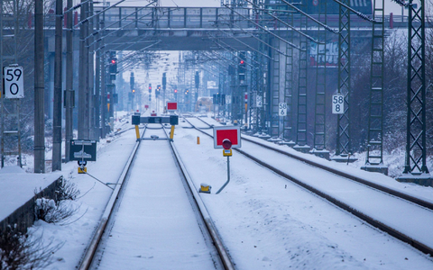 Wochenlanger Frost führte im Januar und Februar zu Verzögerungen bei der Sanierung der Bahnstrecke Hamburg-Berlin. (Archivbild) - Foto: Jens Büttner/dpa