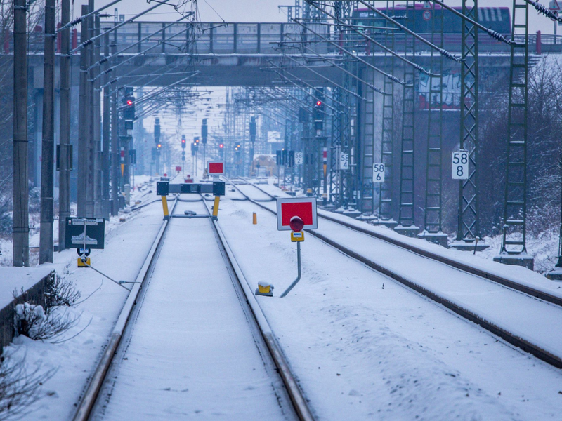 Wochenlanger Frost führte im Januar und Februar zu Verzögerungen bei der Sanierung der Bahnstrecke Hamburg-Berlin. (Archivbild) - Foto: Jens Büttner/dpa