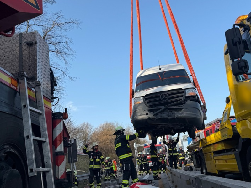 FW-M: Kleintransporter auf Abwegen (Hadern) - Foto: presseportal.de