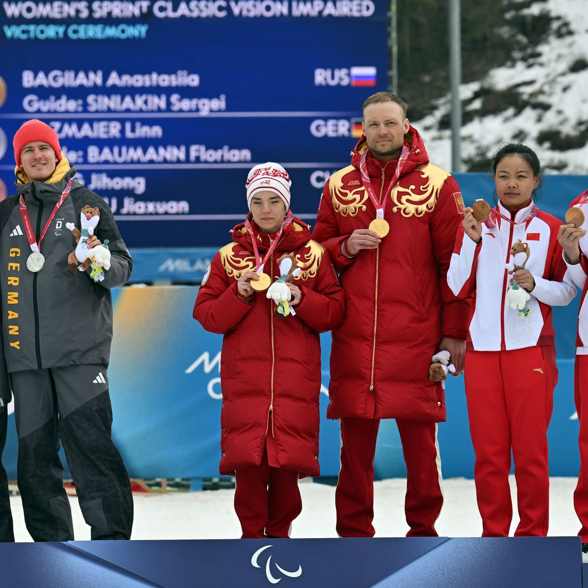 Die Siegerehrung mit Deutschland, Russland und China.  - Foto: Martin Schutt/dpa