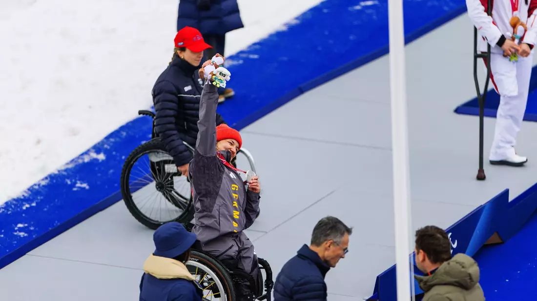Anna-Lena Forster jubelt über ihre Silbermedaille. - Bild: Philipp von Ditfurth/dpa