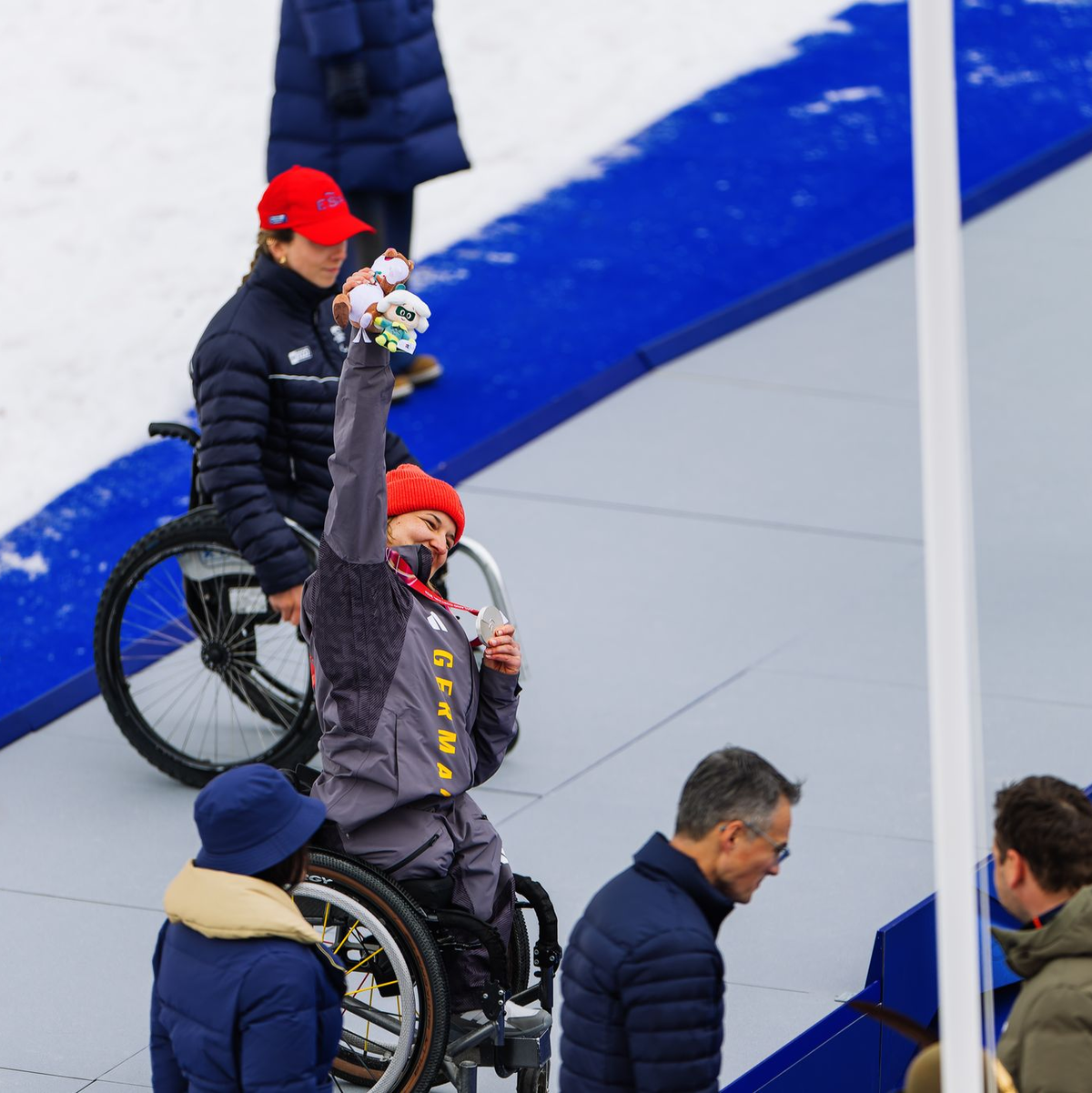 Anna-Lena Forster jubelt über ihre Silbermedaille. - Foto: Philipp von Ditfurth/dpa