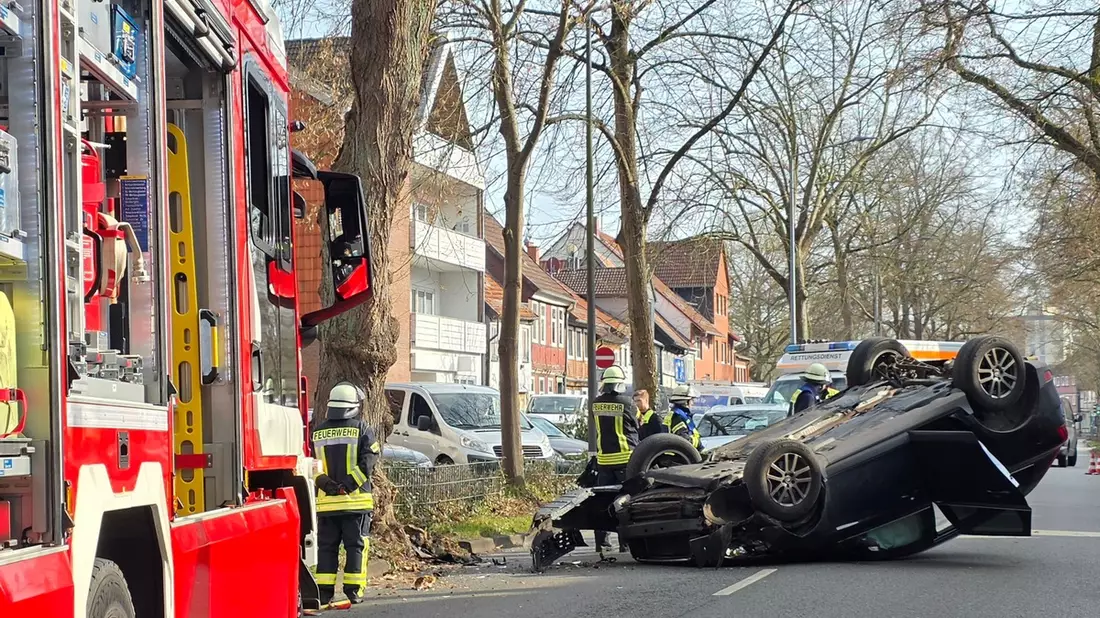 FW Celle: Verkehrsunfall - Pkw auf Dach - Bild: presseportal.de