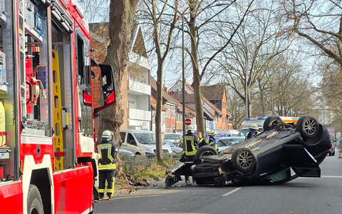FW Celle: Verkehrsunfall - Pkw auf Dach - Foto: presseportal.de