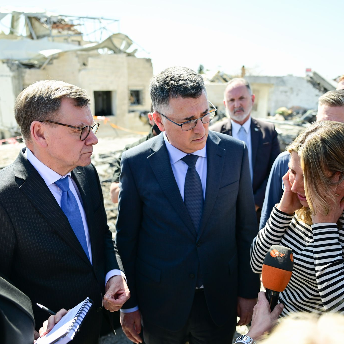 Eine Frau berichtet von den Angriffen. - Foto: Sebastian Christoph Gollnow/dpa