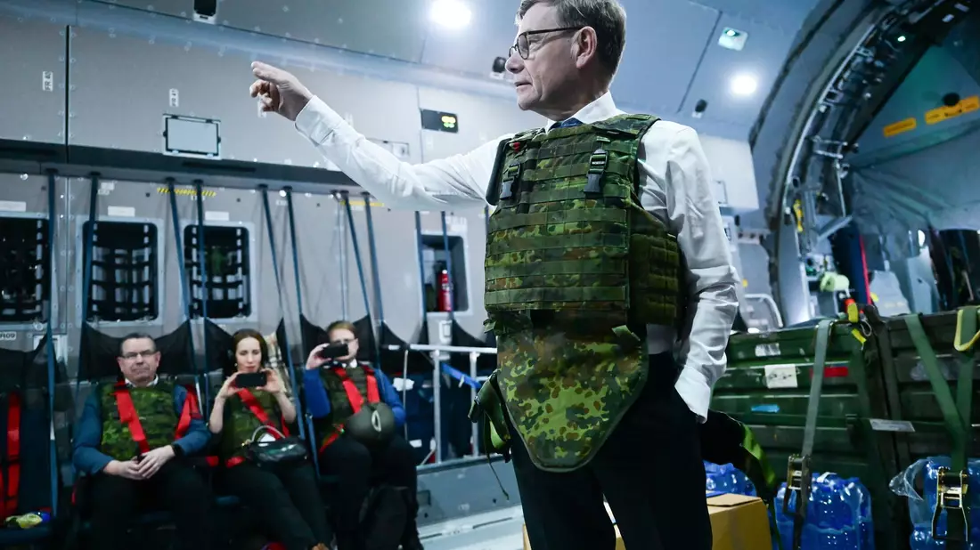 Aus Sicherheitsgründen flog Wadephul mit einem Transportflugzeug der Bundeswehr.  - Bild: Sebastian Christoph Gollnow/dpa