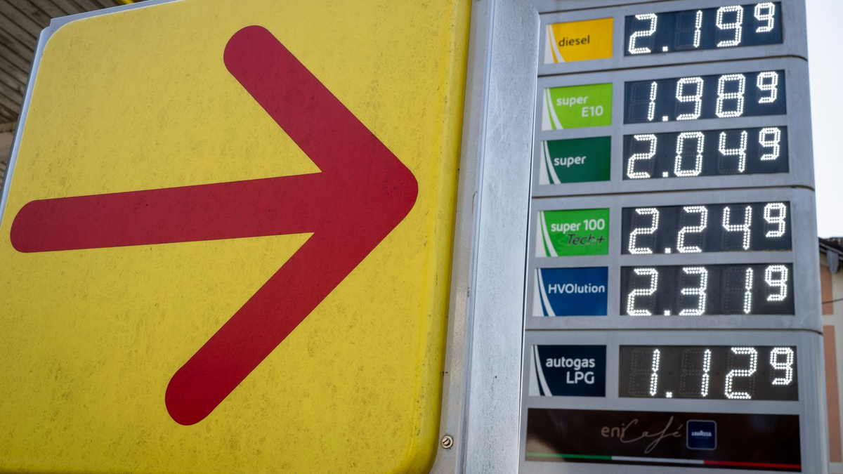 Trotz sinkender Ölpreise ziehen die Spritpreise weiter an. - Foto: Peter Kneffel/dpa
