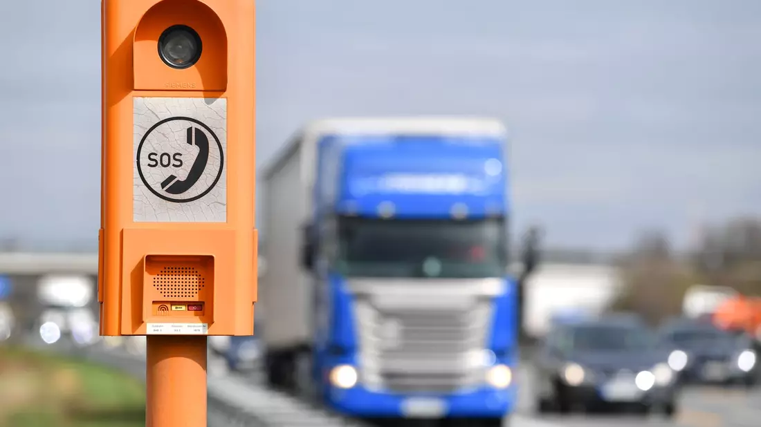 Auf dem gesamten Bundesautobahnnetz kommt es derzeit zu einer technischen Störung der Notrufsäulen. (Archivbild) - Bild: Uwe Anspach/dpa