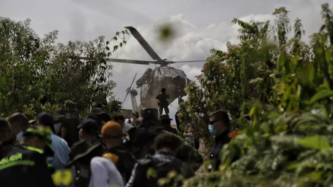 Kolumbiens Polizei hat nahe der Grenze zu Ecuador mehr als eine Tonne Kokain in einem Drogenlabor beschlagnahmt. (Archivbild) - Bild: Álvaro Tavera/colprensa/dpa