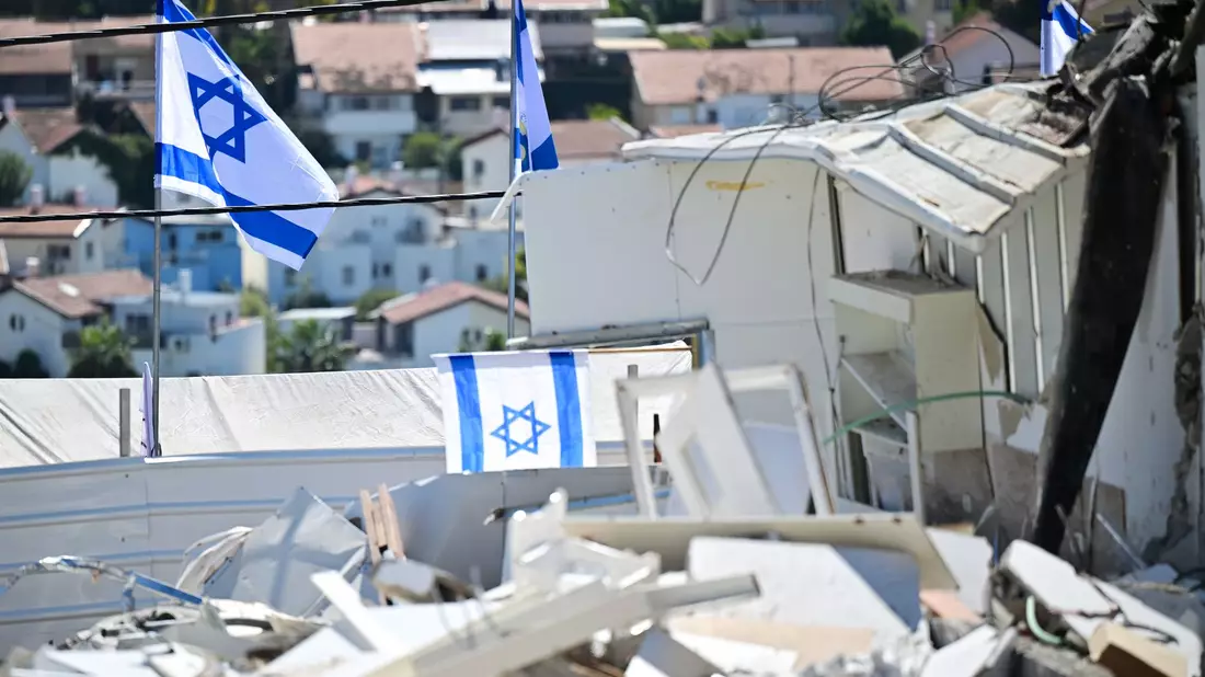 Israelische Fahnen an Ort eines iranischen Raketenangriffs in Beit Schemesch.  - Bild: Sebastian Christoph Gollnow/dpa