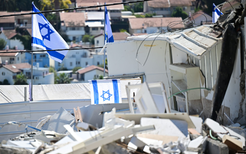 Israelische Fahnen an Ort eines iranischen Raketenangriffs in Beit Schemesch.  - Foto: Sebastian Christoph Gollnow/dpa