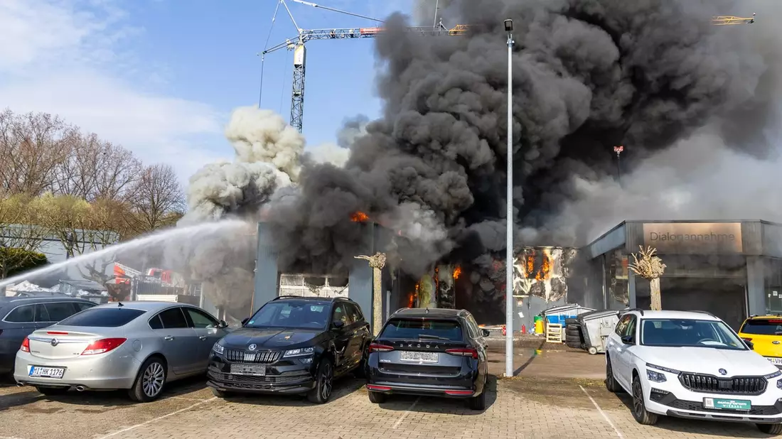 FW Porta Westfalica: 10.03.2026 - Großbrand einer KFZ-Werkstatt in Porta Westfalica Barkhausen - Bild: presseportal.de