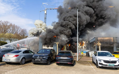FW Porta Westfalica: 10.03.2026 - Großbrand einer KFZ-Werkstatt in Porta Westfalica Barkhausen - Foto: presseportal.de