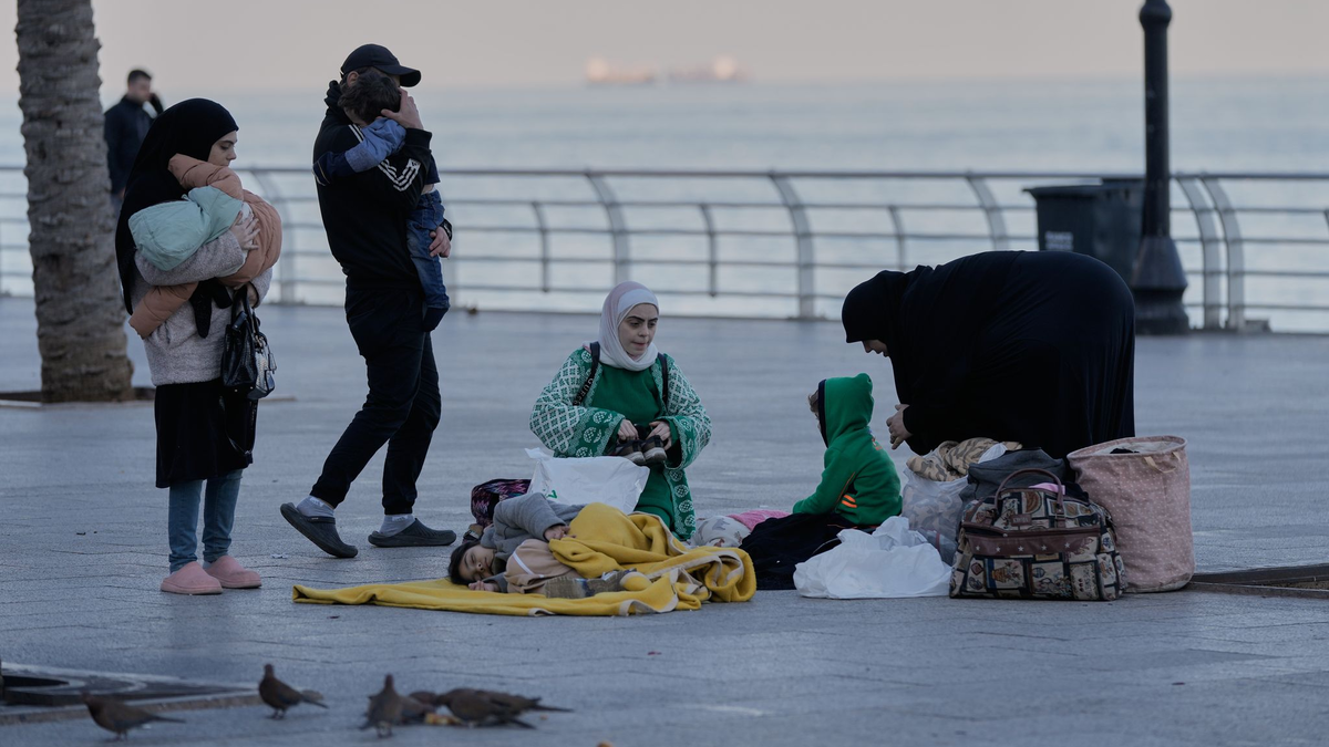 Im Libanon treibt der Krieg erneut Hunderttausende Menschen aus ihren Wohngebieten. - Foto: Bilal Hussein/AP/dpa