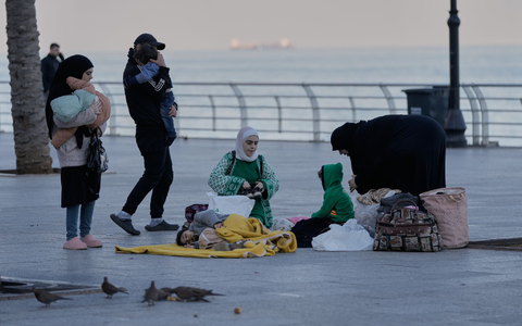 Im Libanon treibt der Krieg erneut Hunderttausende Menschen aus ihren Wohngebieten. - Foto: Bilal Hussein/AP/dpa